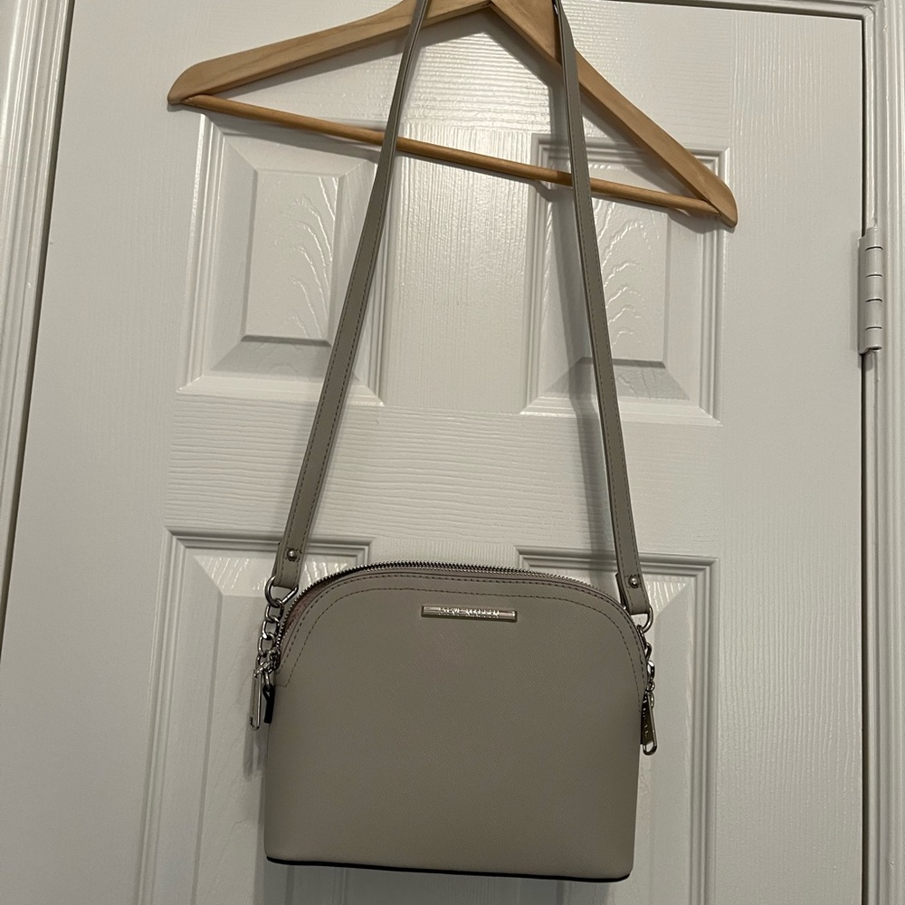 Steve Madden cross body grey purse pocket on back and 3 pockets